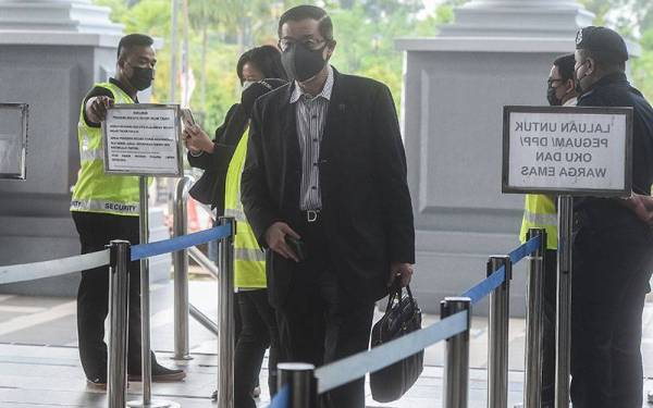 Guan Eng tiba di Kompleks Mahkamah Kuala Lumpur hari ini bagi perbicaraan kes rasuah yang dihadapinya membabitkan pembinaan terowong dasar laut dan jalan utama di Pulau Pinang. - Foto Bernama