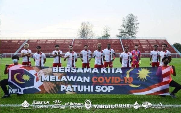 Pemain-pemain Kelantan United sebelum perlawanan menentang Kuching City FC dalam aksi terakhir Liga Premier di Stadium Majlis Bandaraya Pasir Gudang, pada Jumaat. - Foto FB Kelantan United Football Club