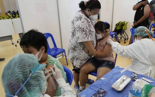 Pelajar sekolah menengah dan vokasional dijangka lengkap divaksin menjelang 15 November. - Foto fail AP