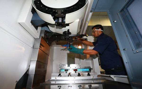 Kemahiran dalam mengguna peralatan mesin mejadi salah satu kelebihan kepada pelajar Unimap.