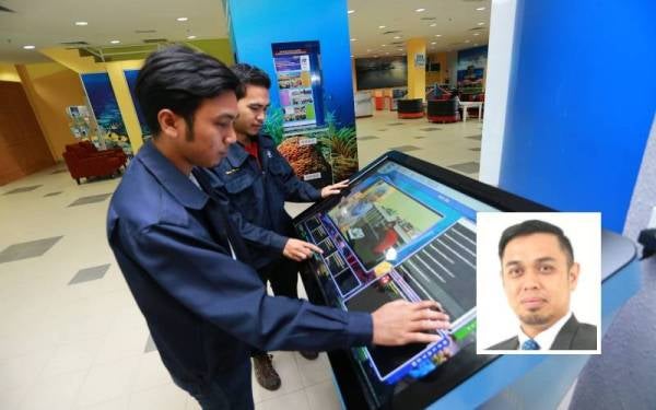 Dua pelajar Unimap sedang menggunakan kemudahan peralatan yang disediakan di universiti itu. (Gambar kecil, Mohd Firdaus)