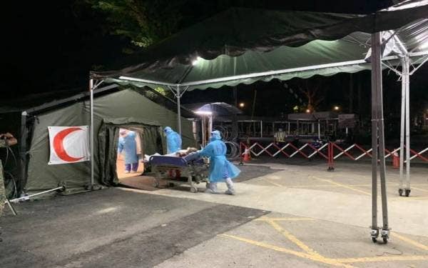 Pesakit pertama ditolak masuk ke hospital medan di HPP pada jam 9 malam Jumaat.