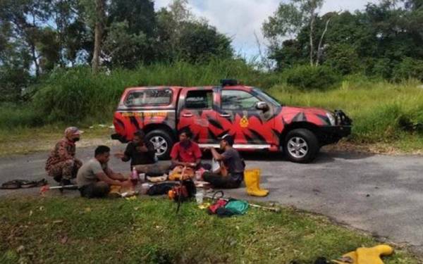 Kesemua mangsa telah turun dengan sendiri tanpa bantuan pihak bomba pada jam 9 pagi di tepi jalan besar. - Foto ihsan JBPM Perak
