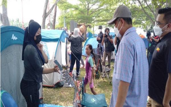 Ab Hamid (dua dari kanan) meninjau pengunjung yang bercuti di Pantai Bagan Lalang, pada Sabtu.