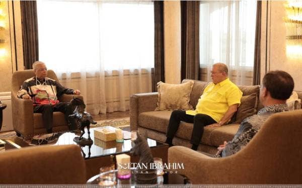 Sultan Ibrahim (tengah) berkenan menerima kunjungan Perdana Menteri, Datuk Seri Ismail Sabri Yaakob di Istana Pasir Pelangi, pada Sabtu. - Foto ihsan Facebook Sultan Ibrahim Sultan Iskandar