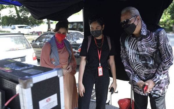Annuar (kanan) melawat lokasi penggambaran telemovie Cikgu vs Hantu bagi memantau SOP penggambaran industri kreatif di Damansara Perdana hari ini. - Foto Bernama