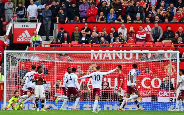 Reaksi penjaga gol Manchester United, David de Gea (kiri) selepas Hause (lima, kiri) meledak jaringan untuk Aston Villa dalam aksi Liga Perdana Inggeris di Old Trafford. FOTO: AFP