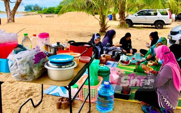 Suasana bersih di Pantai Nusuk sangat sesuai untuk bersantai dan perkhelahan keluarga. - FOTO SINAR HARIAN