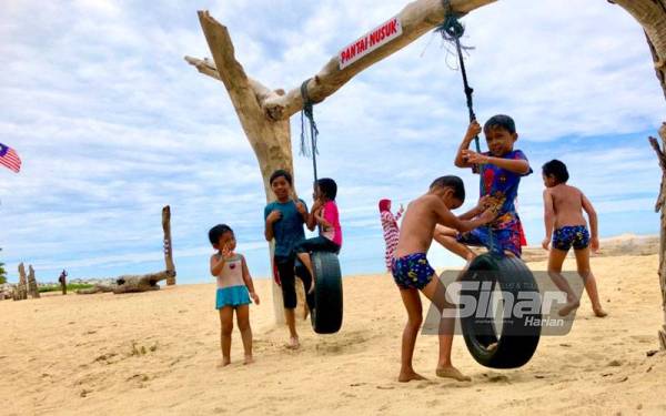 Kayu hanyut dibina buaian untuk permainan kanak-kanak dan bergambar. - Foto: SINAR HARIAN