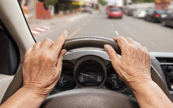 Pakar kesihatan menyambut baik cadangan pihak polis agar kerajaan mengenakan syarat khas sebelum warga emas dapat memperbaharui lesen memandu. - Foto 123RF