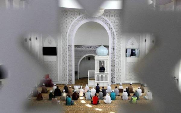 Golongan mukhannath atau transgender perlu mengubah penampilan diri ketika berada di tempat ibadah supaya mereka tidak kelihatan ganjil atau berbeza dengan majoriti jemaah lain.