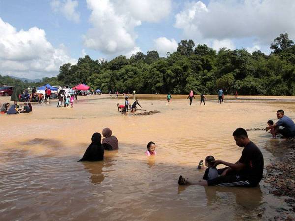 Para pengunjung mengisi masa berkualiti bersama keluarga dengan melakukan aktiviti berkelah dan mandi manda di kawasan rekreasi dan perkelahan Pasir Puteri sempena cuti hujung minggu hari ini.
