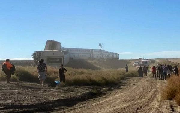 Lima gerabak Empire Builder tergelincir berhampiran bandar Joplin pada Sabtu. - Foto Twitter @MegVandervest