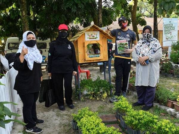 Antara fasiliti yang disediakan oleh Kebun Bandar Persatuan Pustakawan Malaysia (PPM) dan Little Free Library Sungai Bunus di Kebun Kejiranan Bandar Sungai Bunus sempena Sambutan Hari Sungai Sedunia hari ini.