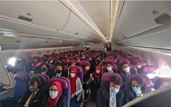 Pelajar tajaan Mara menaiki pesawat khas Malaysia Airlines dan berlepas dari KLIA pada jam 9.50 pagi Sabtu.