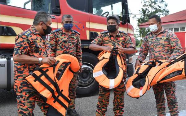 Abdul Wahab (dua, kanan) melakukan pemeriksaan jaket keselamatan ketika ditemui di Akademi Bomba dan Penyelamat Malaysia, Wakaf Tapai, pada Ahad. Turut hadir Pengarah JBPM Terengganu, Md Hilman Abd Rashid (kiri). - Foto Bernama 