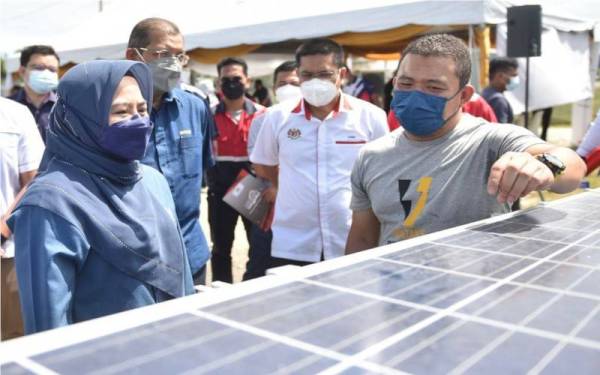 Dr Noraini (kiri) sedang diberi penerangan mengenai projek tersebut selepas penyerahan surat pelaksanaan PPRN kepada syarikat dan USM, pada Ahad.