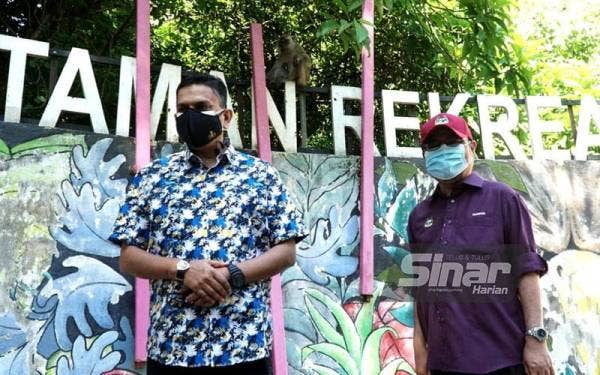 Santhara (kiri) diiringi Rumaizi ketika melawat Taman Rekreasi Gunung Lang dalam lawatan kerja rasminya ke Perak.