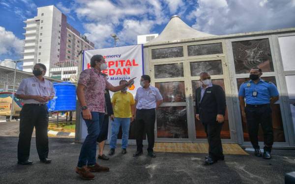 Khairy Jamaluddin (dua kanan) berswafoto dengan seorang penderma darah, Shamsinariah Suib (kiri), di Pusat Tabung Darah Hospital Umum Sarawak (HUS) ketika lawatan kerja ke hospital itu, pada Ahad. - Foto Bernama 