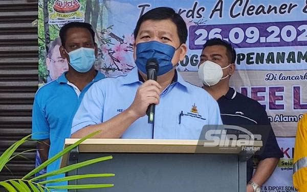 Loy Sian ketika berucap pada Program PRO500 Trees Sentosa, Pejabat Khidmat Masyarakat DUN Sentosa, di sini pada Ahad,