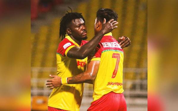 Ifedayo (kiri) menyumbat gol kemenangan Selangor FC di Stadium MBPJ sebentar tadi. - Foto Facebook Selangor FC