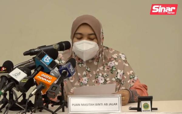 Sittah Annur ketika membacakan teks Istitabah ketika isytiharkan dirinya bertaubat secara terbuka di Dewan Syarahan dan Muzakarah Islam Shah Alam, Masjid Sultan Salahuddin Abdul Aziz Shah pada Isnin.