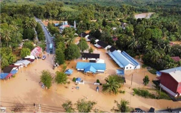 Keadaan Balai Polis Lintang yang dinaiki air akibat banjir kilat yang melanda Pekan Lintang pada Isnin.