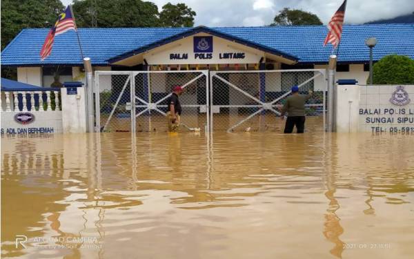 Mohd Zolkafly melihat keadaan Balai Polis Lintang yang dinaiki air akibat banjir kilat yang berlaku awal pagi Isnin.