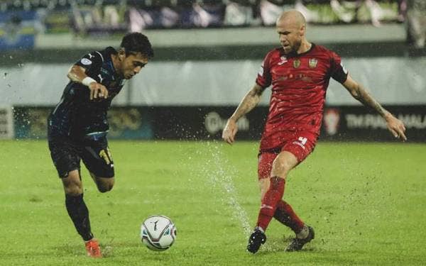 Antara aksi menarik pertemuan Penang FC menentang Sarawak United di Stadium Bandaraya malam tadi. - Foto Penang FC