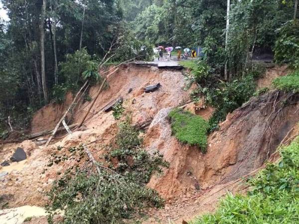 Kerajaan memperuntukkan kos sebanyak RM16 bilion terhadap beberapa projek bagi mengawal banjir dan tanah runtuh dalam tempoh RMK12 dan RMK13.