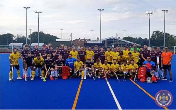 Pemain-pemain Speedy Tigers bersama pemain-pemain Old Georgians selepas perlawanan persahabatan Siri Jelajah UK pada Ahad.