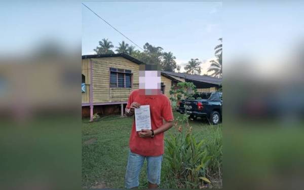Lelaki yang dikenakan dikompaun kerana melanggar perintah HSO di Felda Bukit Aping Timur, Kota Tinggi, pada Isnin.