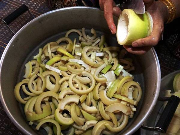 Rebung buluh lemang yang dipotong kecil sebelum direbus untuk dijadikan ulam-ulaman atau dimasak lemak cili padi, kari udang dan pajeri di Kampung Paya Palas, di sini, hari ini.