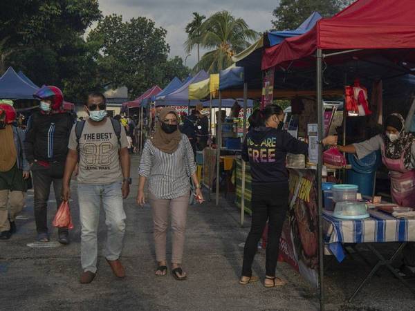 Para peniaga di Taman Meniaga Taman Medan sedang menjalankan aktiviti perniagaan ketika tinjauan foto Bernama di sini hari ini.