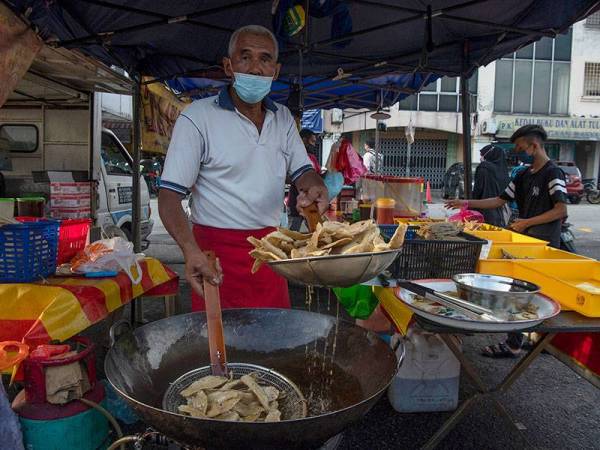 Para peniaga di Taman Meniaga Taman Medan sedang menjalankan aktiviti perniagaan ketika tinjauan foto Bernama di sini hari ini.