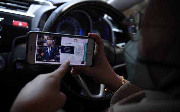 Pembentangan Rancangan Malaysia Ke-12 (RMK12) yang disempurnakan Perdana Menteri, Datuk Seri Ismail Sabri Yaakob boleh diikuti menerusi siaran langsung melalui telefon pintar.- Foto Bernama