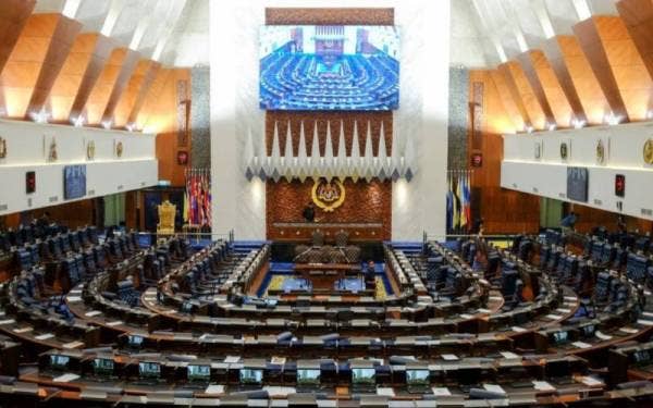 Statistik kemalangan jalan raya melibatkan kesalahan pemanduan melawan arus serta langkah dilaksanakan kerajaan untuk membendungnya antara persoalan yang bakal dibangkitkan pada persidangan Dewan Rakyat hari ini. Foto fail Bernama