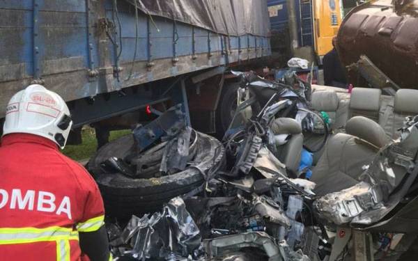 Kereta dipandu mangsa yang terperosok di bawah treler dalam kejadian kemalangan di Jalan Panchang Bedena, Sabak Bernam pada Selasa.