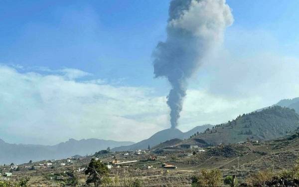 Gambar fail menunjukkan Gunung berapi Lam Cumbre Vieja di Kepulauan Canary menghamburkan debu pada 19 September lalu. - Foto AFP