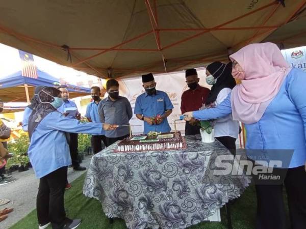 Bakri (tengah), Mohamad Rafie (dua dari kiri) dan Ismail ketika sesi pemotongan kek sempena ulang tahun FAMA ke-56 tahun.