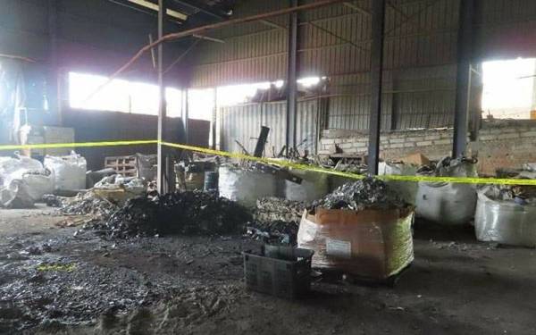JAS Selangor gempur sebuah kilang lebur skrap aluminium yang menjalankan operasi tanpa kebenaran di Alam Impian pada petang Isnin.