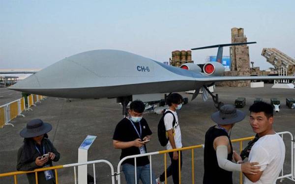 Orang ramai menyaksikan dron terbaharu China, CH-6 sehari sebelum PameranAntarabangsa Penerbangan dan Aeroangkasa China kali ke-13 bermula di Zhuhai pada 27 September lalu. - Foto AFP