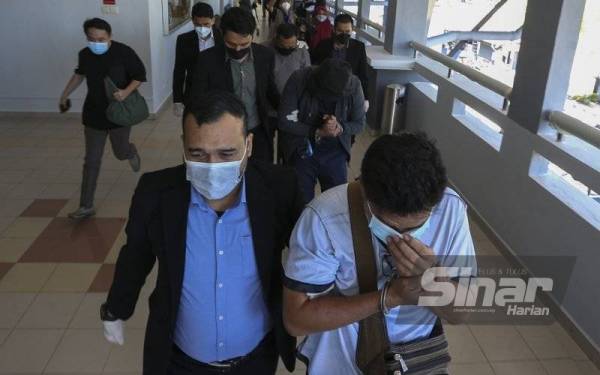 Kesemua tertuduh diiring SPRM di Mahkamah Sesyen Seremban.