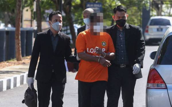 Tertuduh diiring SPRM di mahkamah.