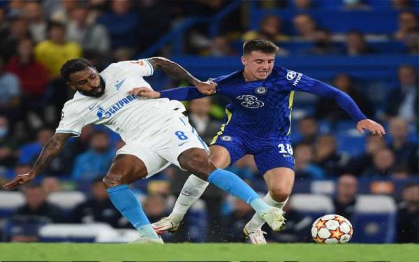 Aksi Mount (kanan), ketika berdepan FC Zenit St Petersburg, pada 15 September lalu. - Foto ASBTF