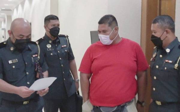 Mohd Zulhairi (dua dari kanan) didenda RM10,000 oleh Mahkamah Sesyen Kuantan atas tuduhan melonggokkan sisa pepejal terkawal tanpa kebenaran pada 21 Julai tahun lalu.