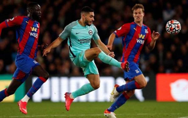 Maupay (tengah), melambungkan bola untuk gol penyamaan Brighton pada perlawanan berkenaan. - Fpto AFP/gettyimages