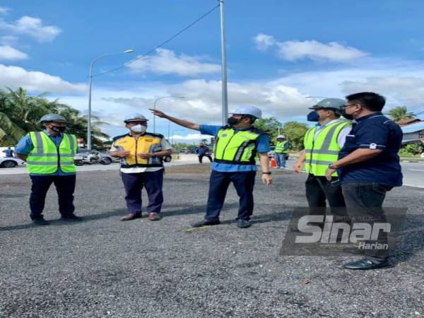 Fadillah (tengah) ketika memantau projek menaik taraf laluan Persekutuan dari Persimpangan Permatang Keling ke Jambatan Di Atas Sungai Junjung, Simpang Empat pada Selasa.