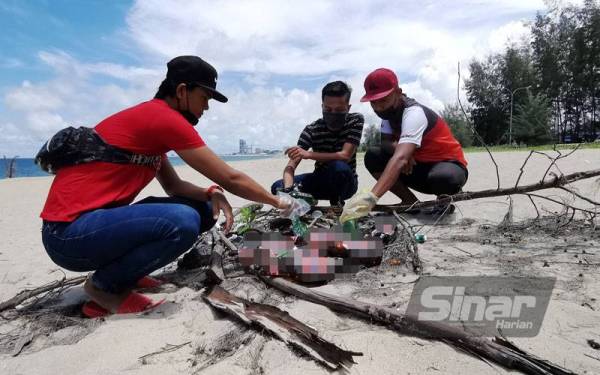 Longgokan botol arak dipercayai ditinggalkan individu tidak bertanggungjawab mencemari kawasan pantai di Kampung Baru Seberang Takir.