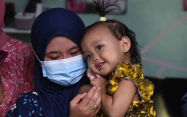 Nur Syamimie bersama anaknya, Nor Afia Muhamad Nur Issyifa yang berusia 21 bulan.